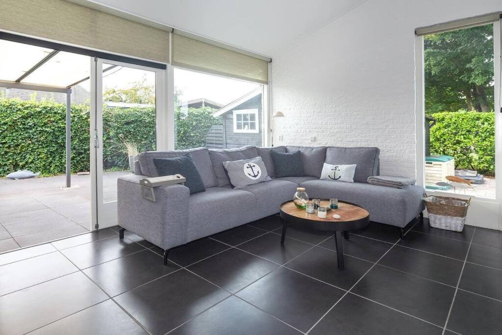 Bungalow Near Beach With Large Private Garden - Not For Companies Ouddorp Exterior photo