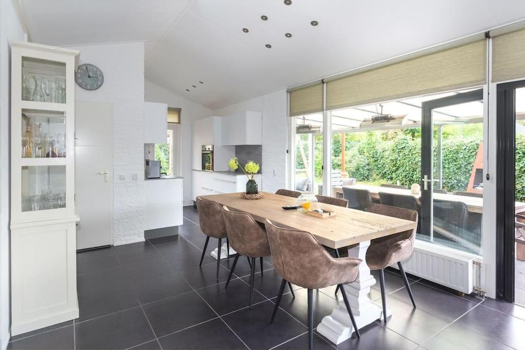 Bungalow Near Beach With Large Private Garden - Not For Companies Ouddorp Exterior photo